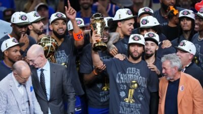 Brunson gets assist from Knicks teammates, shares laughs on ‘SNL’