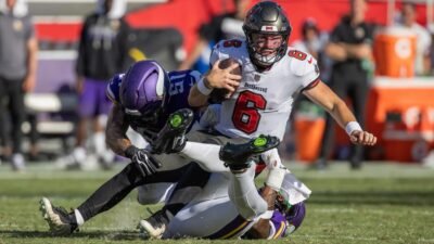 Baker Mayfield dislocates thumb on throwing hand during Buccaneers’ loss to Vikings